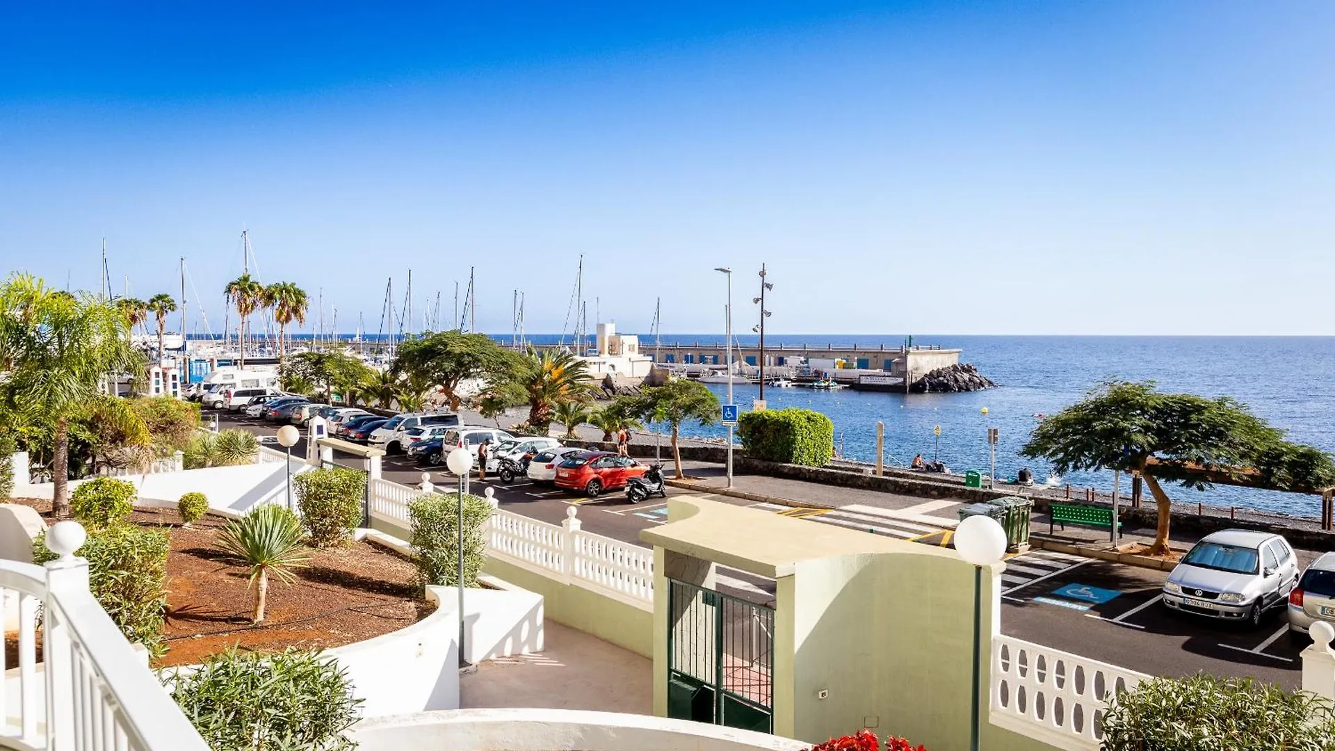 Beachfront With Communal Swimming Pool And Parking Radazul Daire